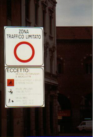 Segnale ingresso a Zona Traffico Limitato delle corsie, per impedire sorpasso tra veicoli