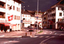 Fig 14 - Strada a funzione di traffico, attraversamenti pedonali sicuri e traffico incanalato (dintorni di Zurigo)